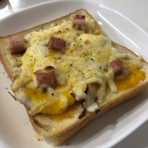 目玉焼きとベーコンチーズのトースト